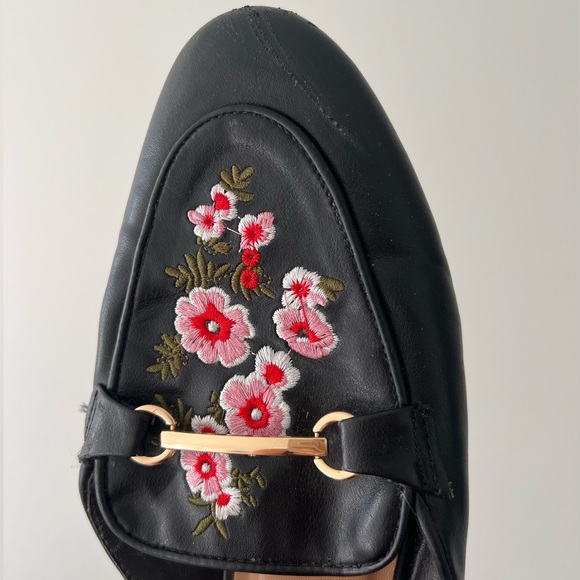 UNIONBAY - BLACK LEATHER BACKLESS FLAT/LOAFER WITH FLORAL PATTERN - Picture 3 of 4